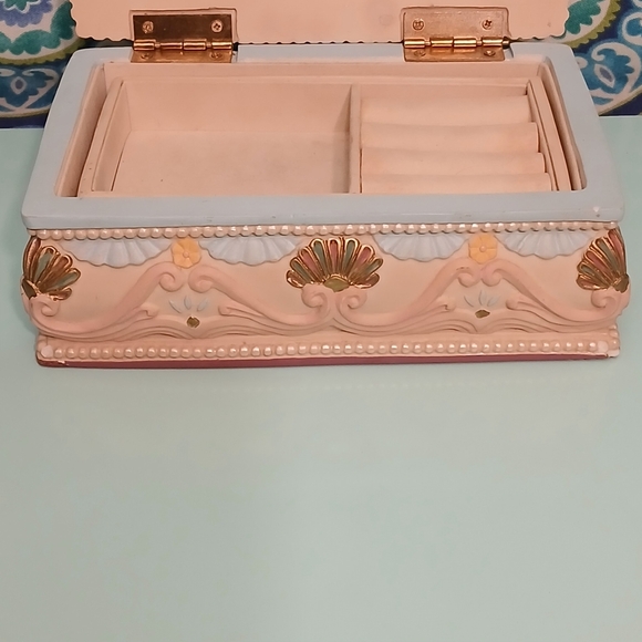 Vintage Sculpted Resin Jewelry Box With Cherub Design - Picture 3 of 14